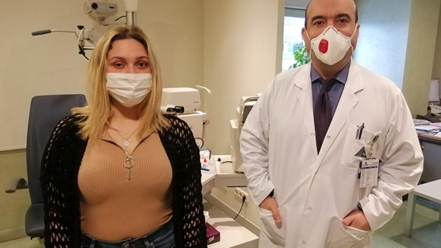 İKİ GÖZÜYLE HAYATA DAHA GÜZEL BAKIYOR