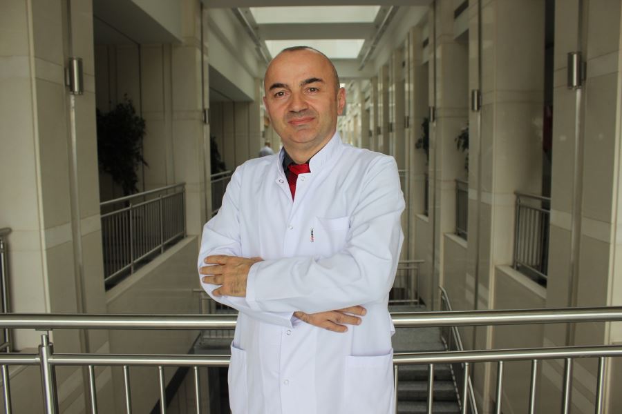 GÜNEŞ GÖZLÜĞÜ TAKMAK KATARAKTI ÖNLÜYOR