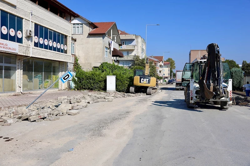 Altyapısı yenilenen Arifiye Zübeyde Hanım Caddesi’nde üstyapı çalışmaları başladı