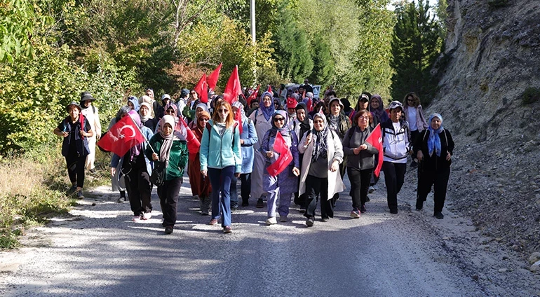 VATANDAŞLARIMIZ AKTİF YAŞAMI DESTEKLEMEK İÇİN ELLERİNDE BAYRAKLARLA YÜRÜDÜ