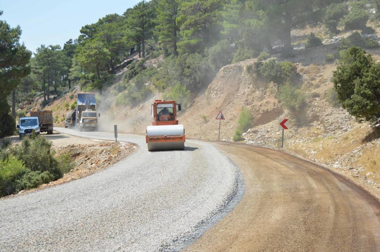 Manavgat Yaylaalan grup yolunda asfalt çalışması