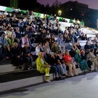 Atatürk Stadyumu Kütüphanesi önünde sinema keyfi