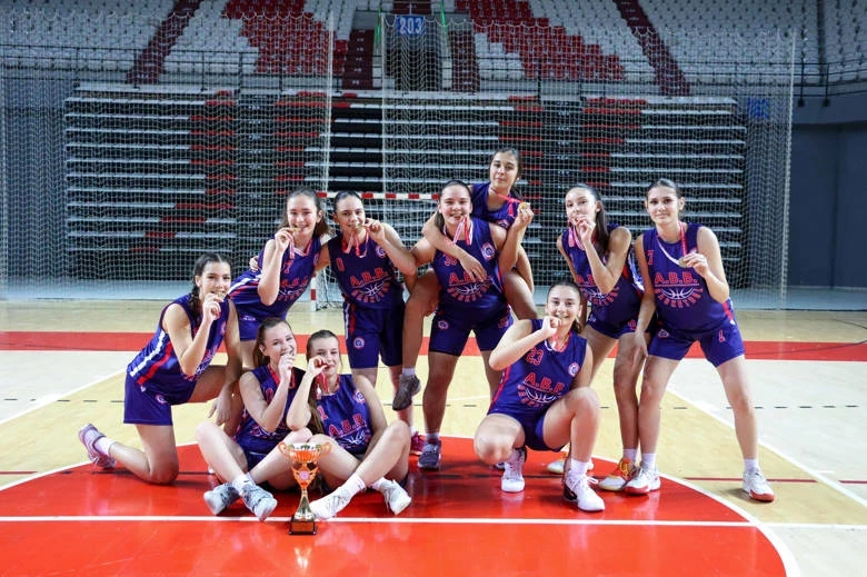 Büyükşehir’in basketbolcu kızları Antalya şampiyonu oldu