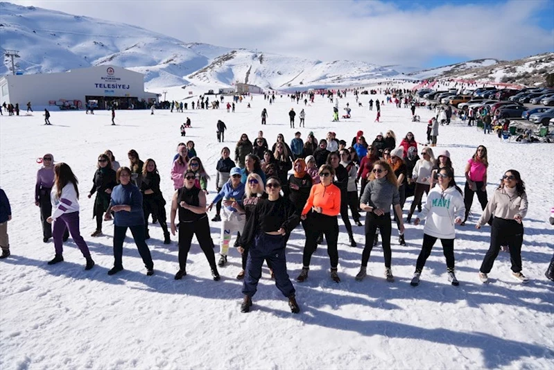 Denizli Kayak Merkezi’nde kar üstünde zumba gösterisi