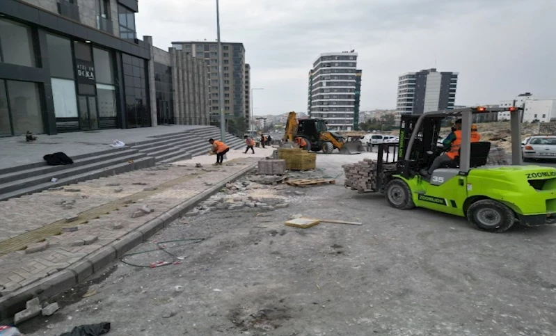 Büyükşehir’den Farklı Noktalarda Kilitli Parke Taşı Döşeme Çalışması