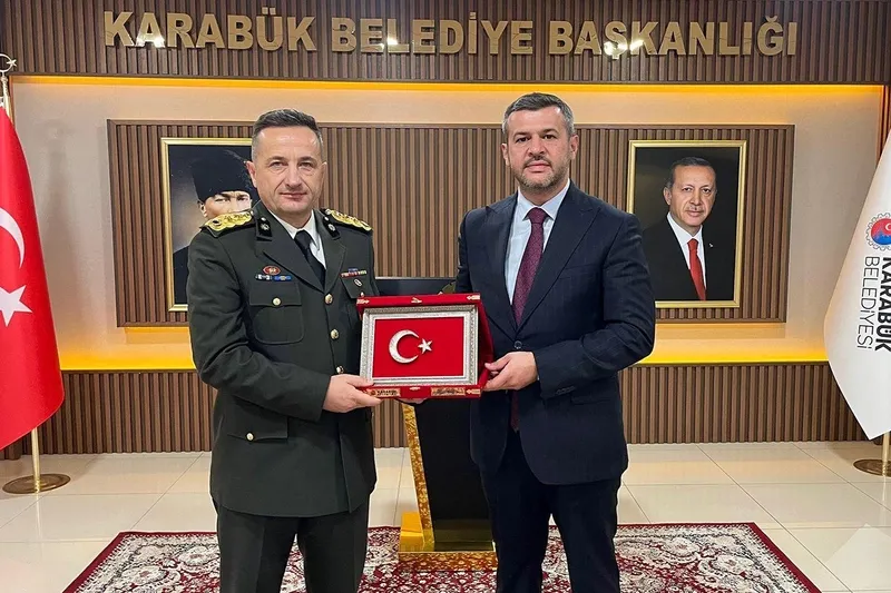 Karabük Garnizon Komutanı Albay Murat Gürcan, Belediye Başkanı Özkan Çetinkaya