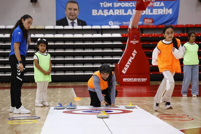 Antalya Büyükşehir Belediyesi kız çocuklarını floor curling sporuyla buluşturdu