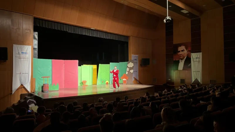 “Küçük Cesaretler Kulübü” Tiyatro Oyunu Çocuklarla Buluştu
