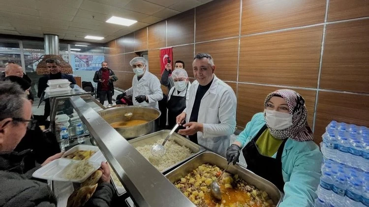 BAŞKANIMIZ, VATANDAŞLARIMIZ İLE AYNI SOFRADA BİR ARAYA GELEREK İLK İFTARINI AÇTI