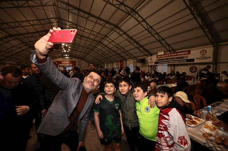 Geleneksel İftar Çadırı’nda ilk iftar yapıldı