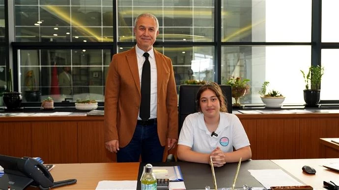 BAŞKAN ÖZÇELİK KOLTUĞUNU SUDENAZ’A DEVRETTİ
