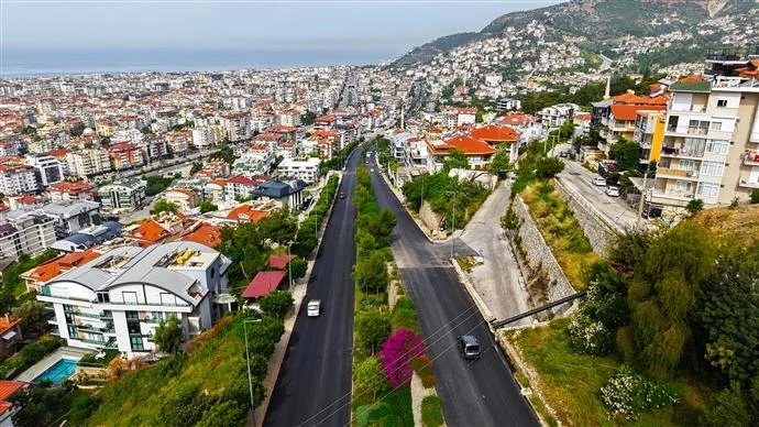 BAŞKAN ÖZÇELİK: SÖZÜMÜZÜ TUTTUK, 3 BİN 800 METRELİK YOLU ASFALTLA BULUŞTURDUK