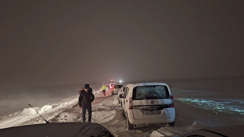 Büyükşehir, Yoğun Kar Yağışı ve Tipi Nedeniyle Yolda Kalan 100’ü Aşkın Vatandaşa Yardım Elini Uzattı