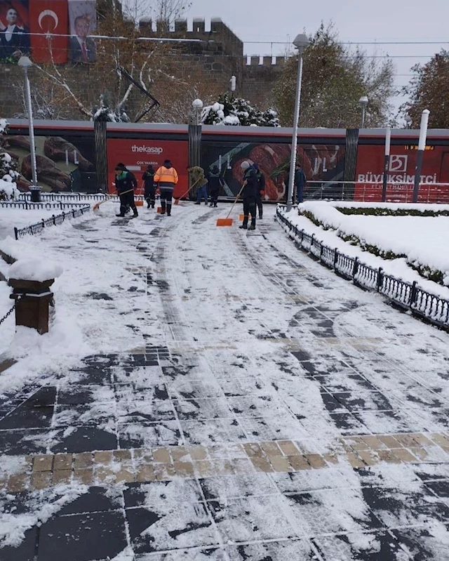 Kayseri Büyükşehir’den Kaldırım ve Parklarda Yoğun Mesai